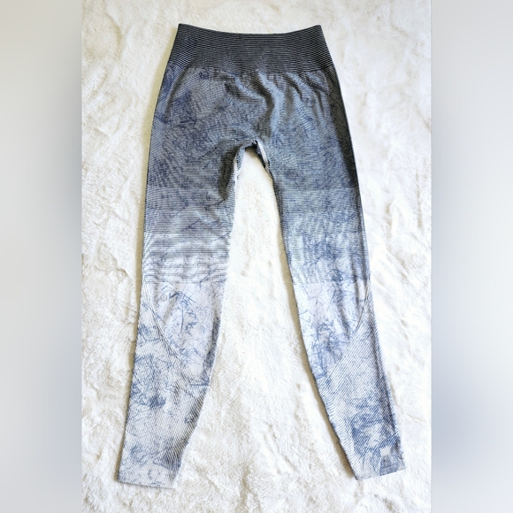 Lululemon Ebb to Train Tight. Size 6. *Wash White / Black / Luna - Picture 9 of 13